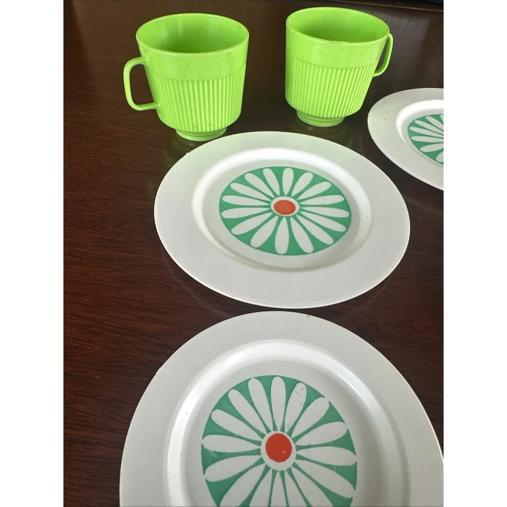 Vintage HG Toys Mod Daisy Flower  Mold #586 Play Tea Dishes W Silverware & Cups